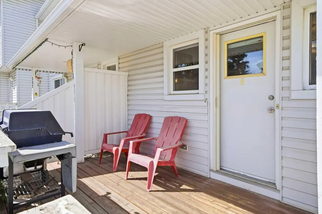 583 Killarney Glen Court SW Calgary AB T3E 7H4