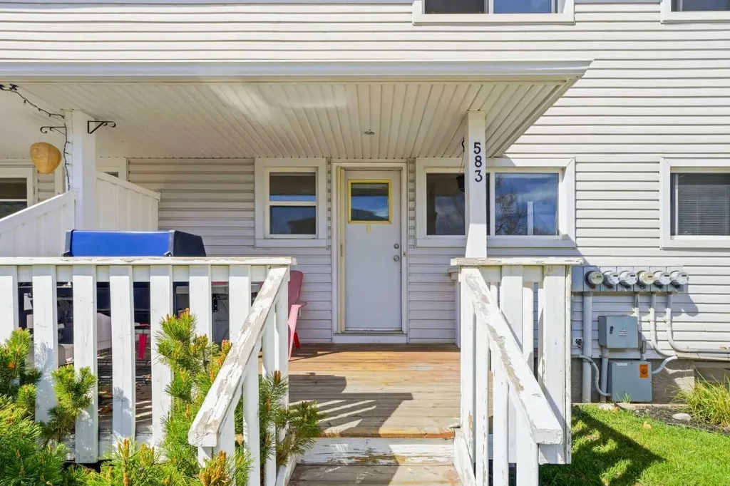 583 Killarney Glen Court SW Calgary AB T3E 7H4