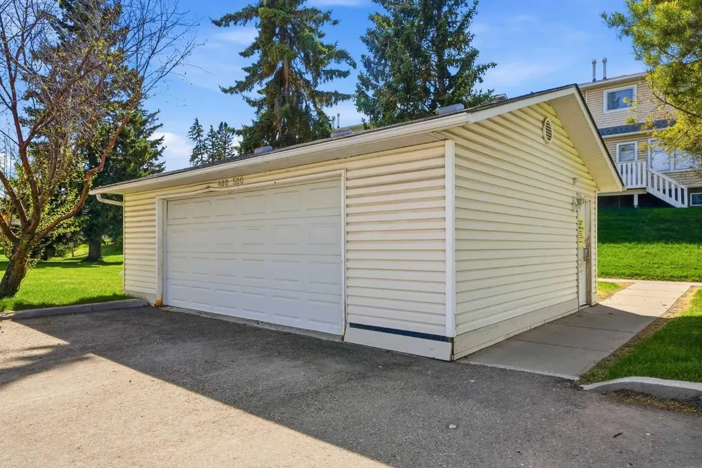 583 Killarney Glen Court SW Calgary AB T3E 7H4
