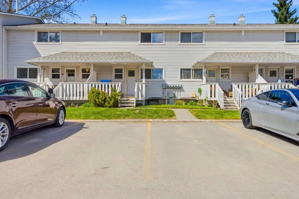 583 Killarney Glen Court SW Calgary AB T3E 7H4