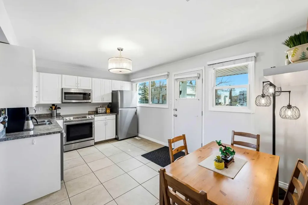 583 Killarney Glen Court SW Calgary AB T3E 7H4