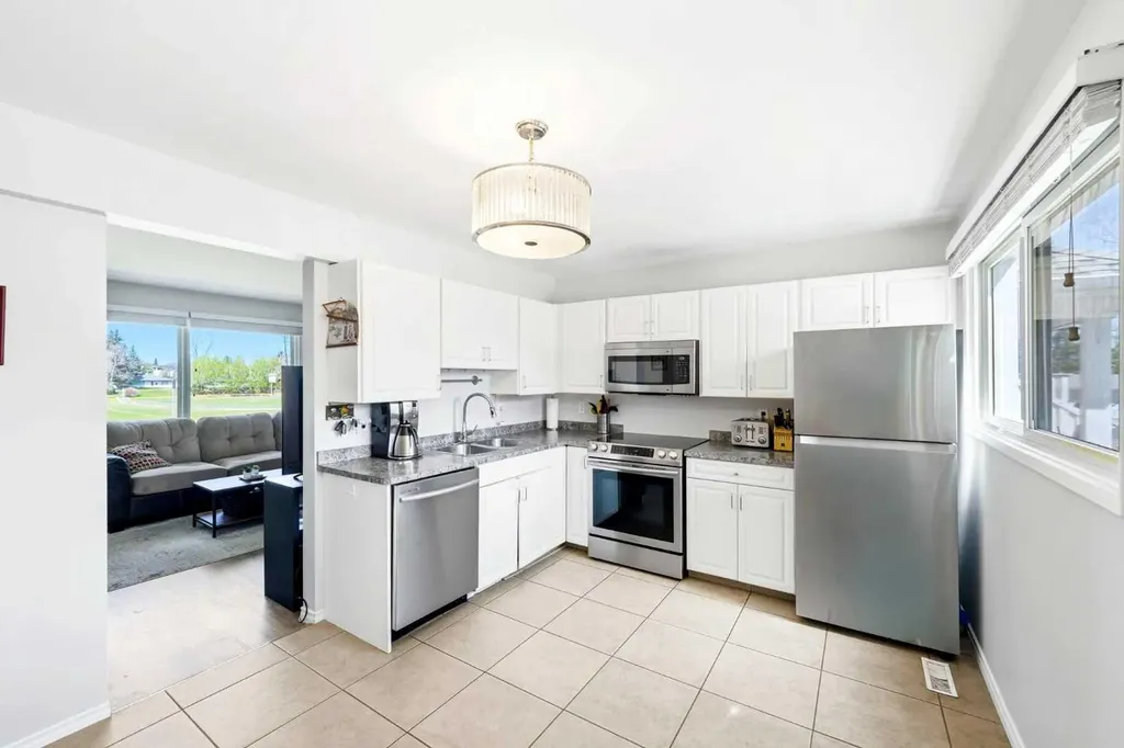 583 Killarney Glen Court SW Calgary AB T3E 7H4