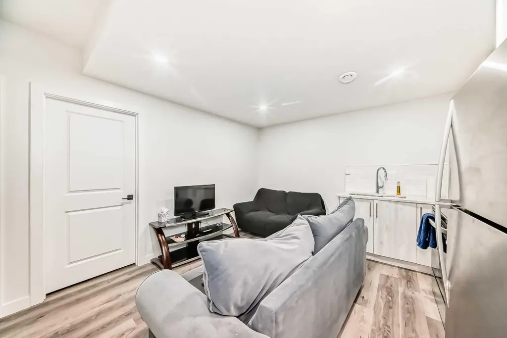 15021 1 Street NW Calgary AB T3P1R6