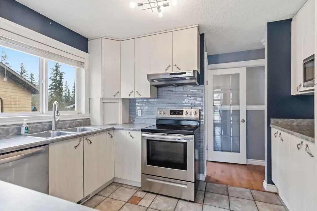 233 Gladstone Bay Fort Mcmurray AB T9K1S3