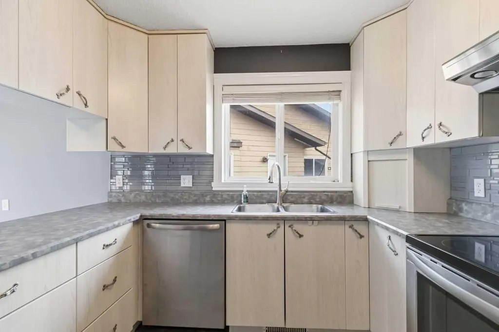 233 Gladstone Bay Fort Mcmurray AB T9K1S3
