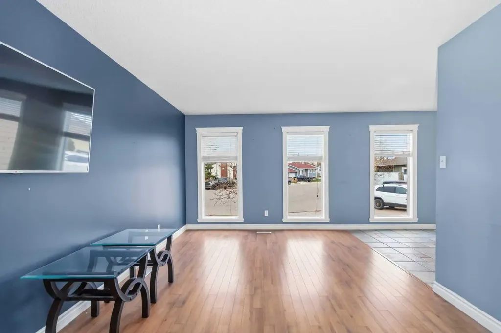233 Gladstone Bay Fort Mcmurray AB T9K1S3