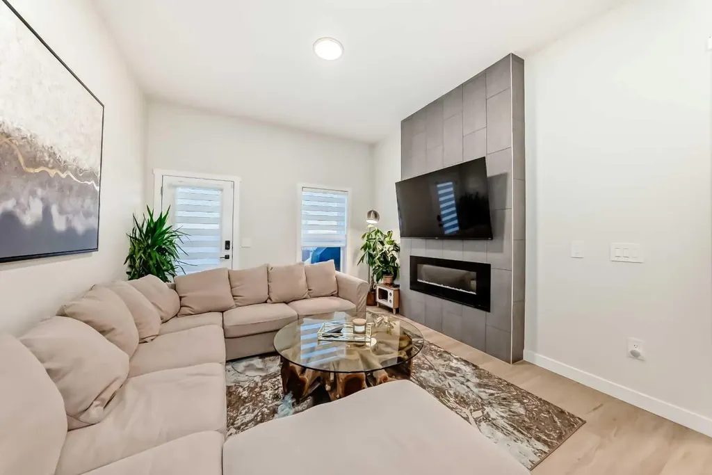 7 Wolf Crescent Okotoks AB T1S5V1