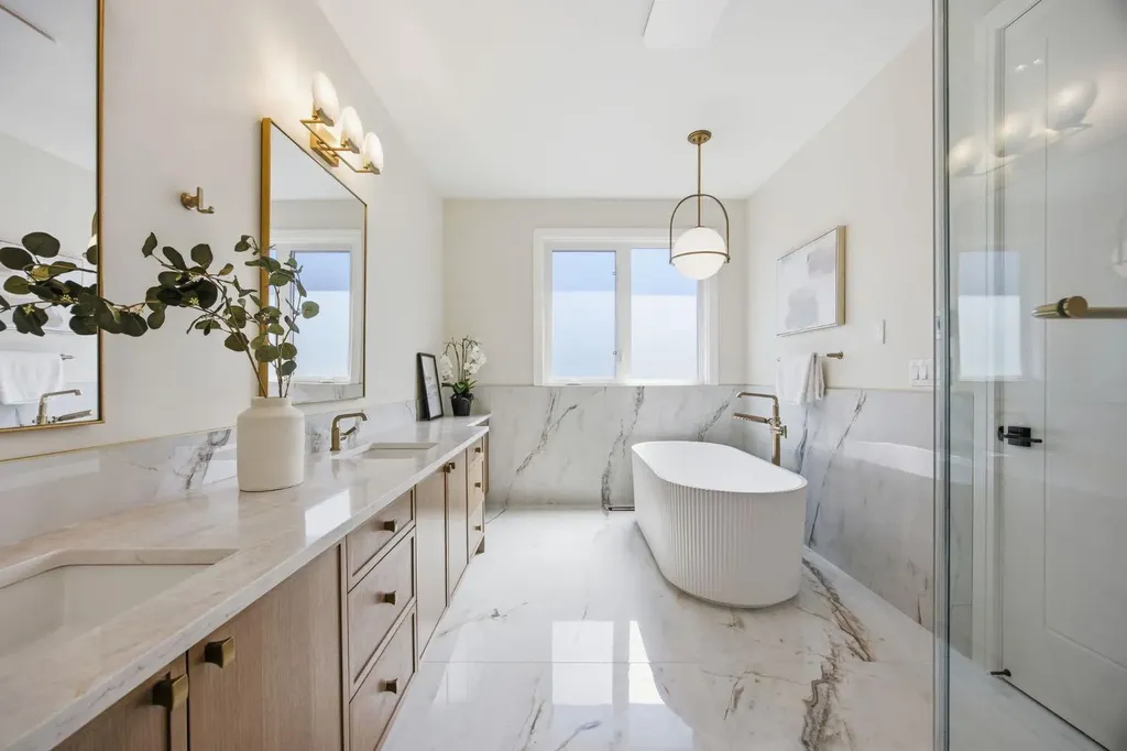 26 Varsplain Place NW Calgary AB T3A 0C7