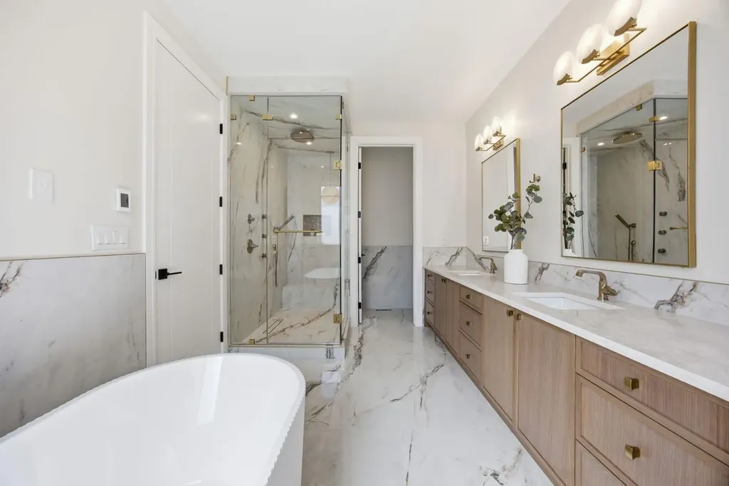 26 Varsplain Place NW Calgary AB T3A 0C7