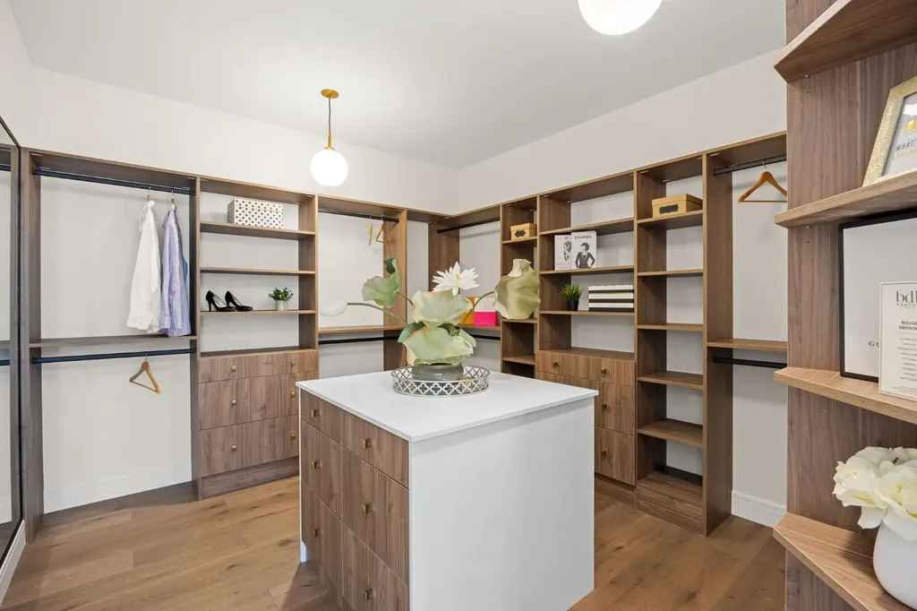 26 Varsplain Place NW Calgary AB T3A 0C7