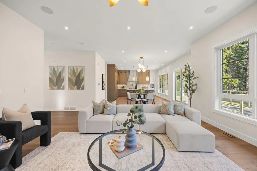 26 Varsplain Place NW Calgary AB T3A 0C7