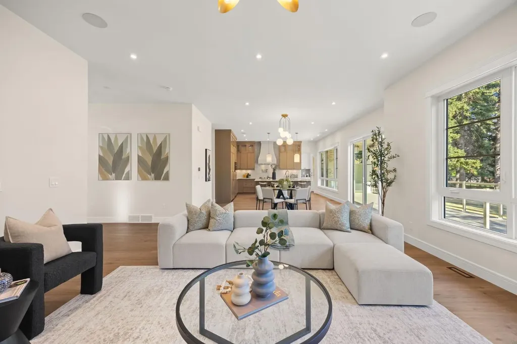 26 Varsplain Place NW Calgary AB T3A 0C7