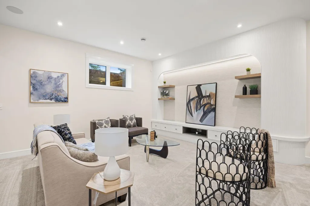 26 Varsplain Place NW Calgary AB T3A 0C7