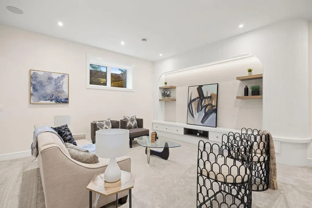 26 Varsplain Place NW Calgary AB T3A 0C7