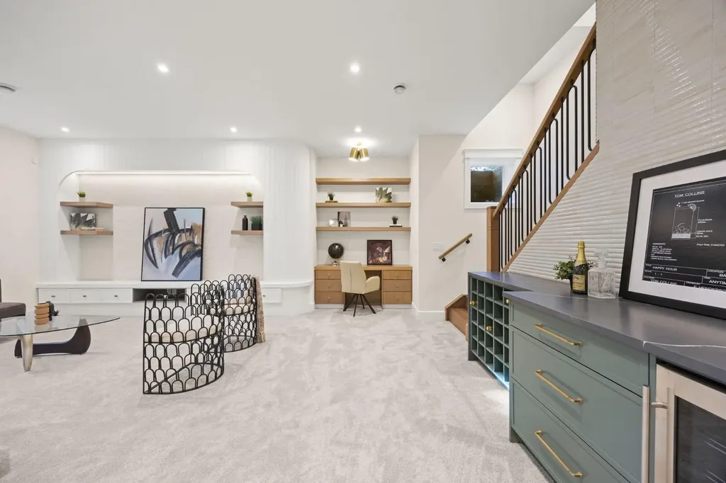 26 Varsplain Place NW Calgary AB T3A 0C7