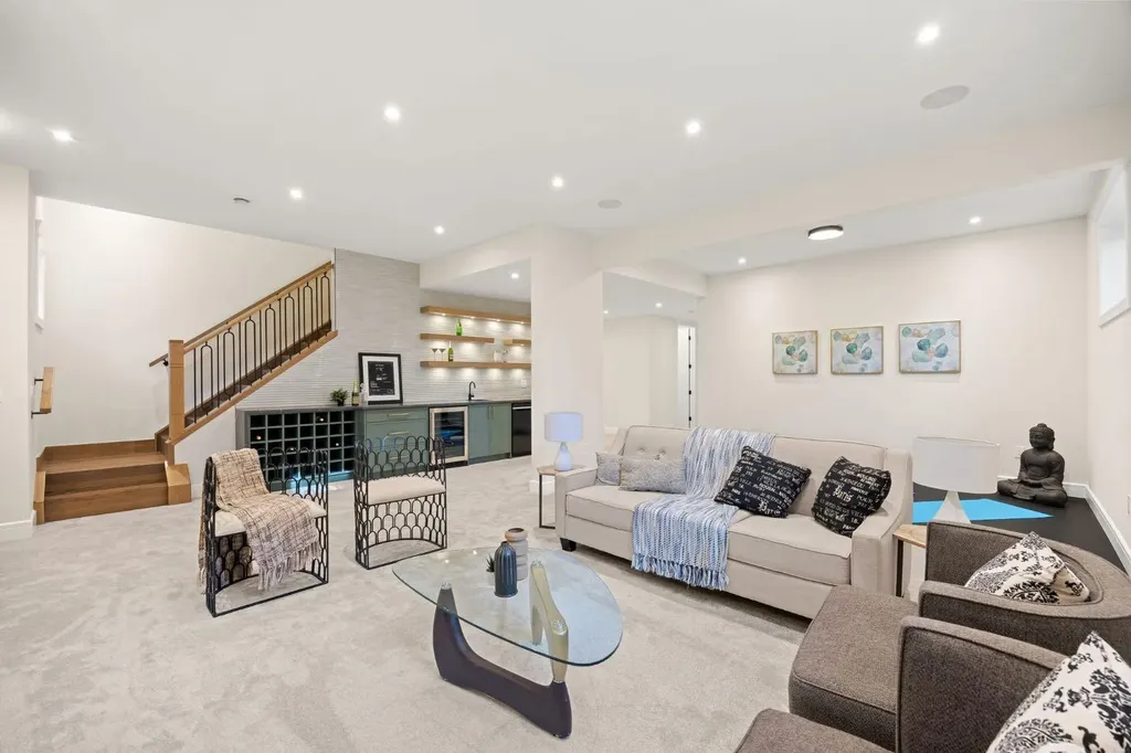 26 Varsplain Place NW Calgary AB T3A 0C7