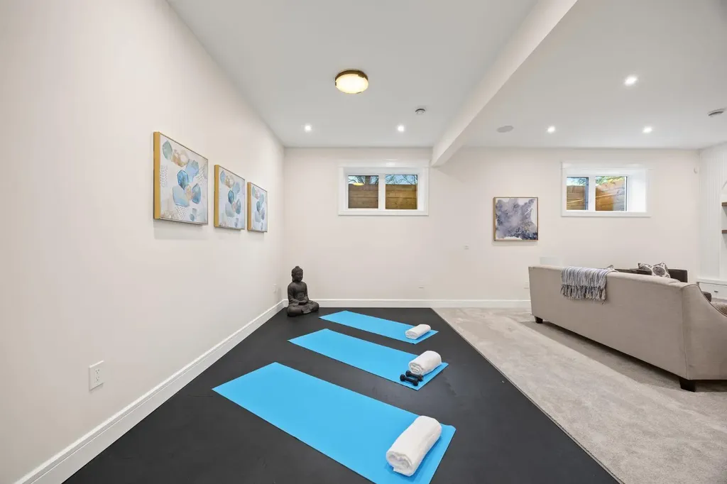 26 Varsplain Place NW Calgary AB T3A 0C7