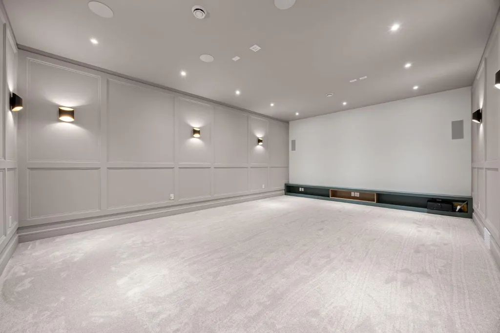 26 Varsplain Place NW Calgary AB T3A 0C7