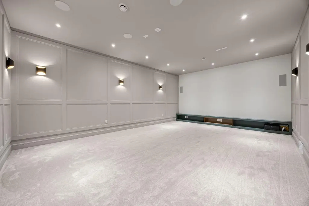 26 Varsplain Place NW Calgary AB T3A 0C7
