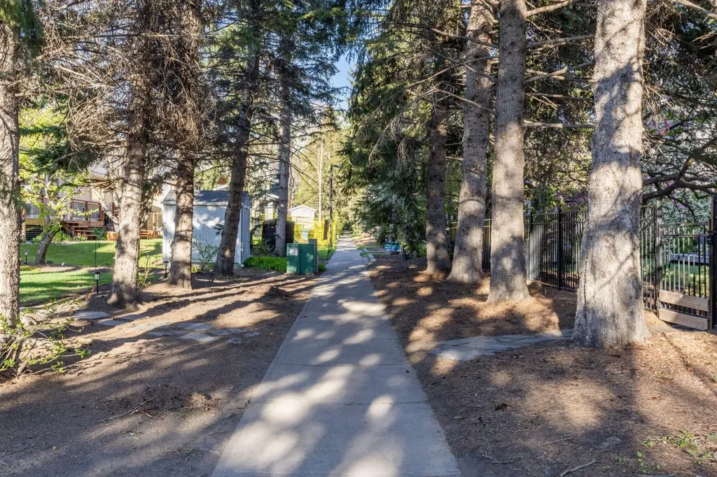 26 Varsplain Place NW Calgary AB T3A 0C7