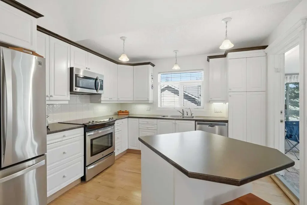 18 Varsity Estates Park NW Calgary AB T3A 6A4