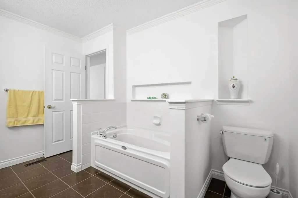18 Varsity Estates Park NW Calgary AB T3A 6A4