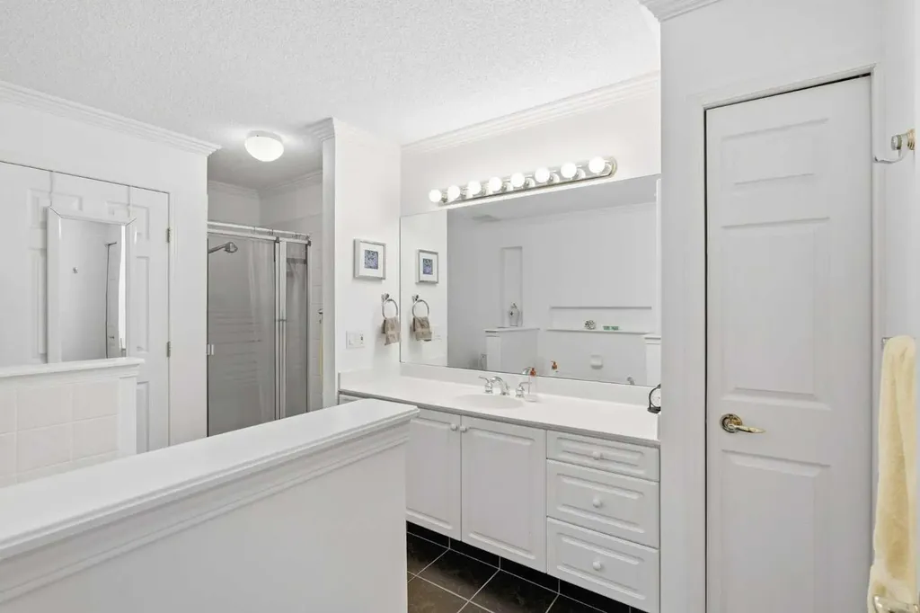 18 Varsity Estates Park NW Calgary AB T3A 6A4