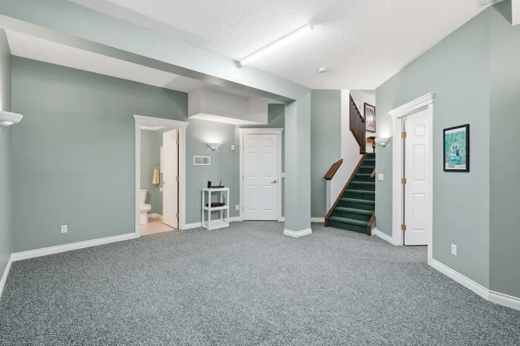 18 Varsity Estates Park NW Calgary AB T3A 6A4
