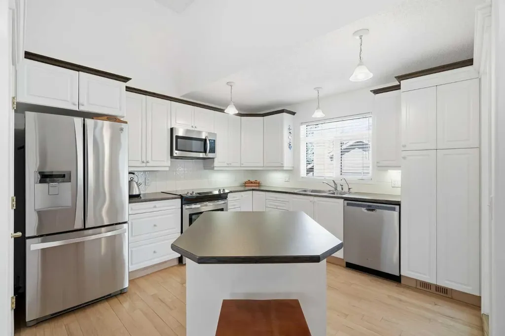 18 Varsity Estates Park NW Calgary AB T3A 6A4