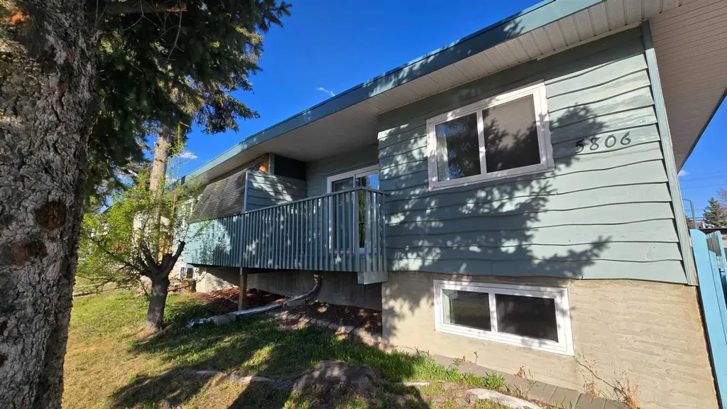 5806 Dalgleish Road NW Calgary AB T3A 1K5