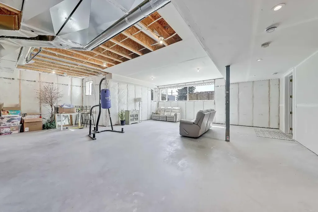 159 Rosery Drive NW Calgary AB T2K 1L8