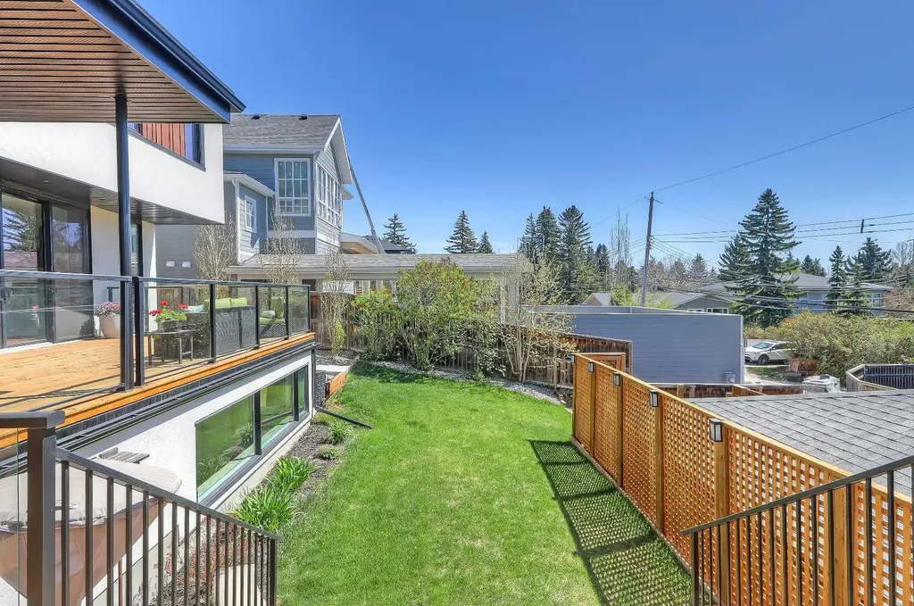 159 Rosery Drive NW Calgary AB T2K 1L8