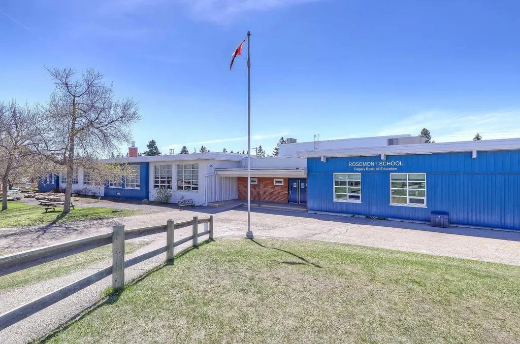 159 Rosery Drive NW Calgary AB T2K 1L8
