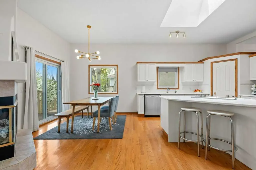 125 Woodpark Close SW Calgary AB T2W 6H1
