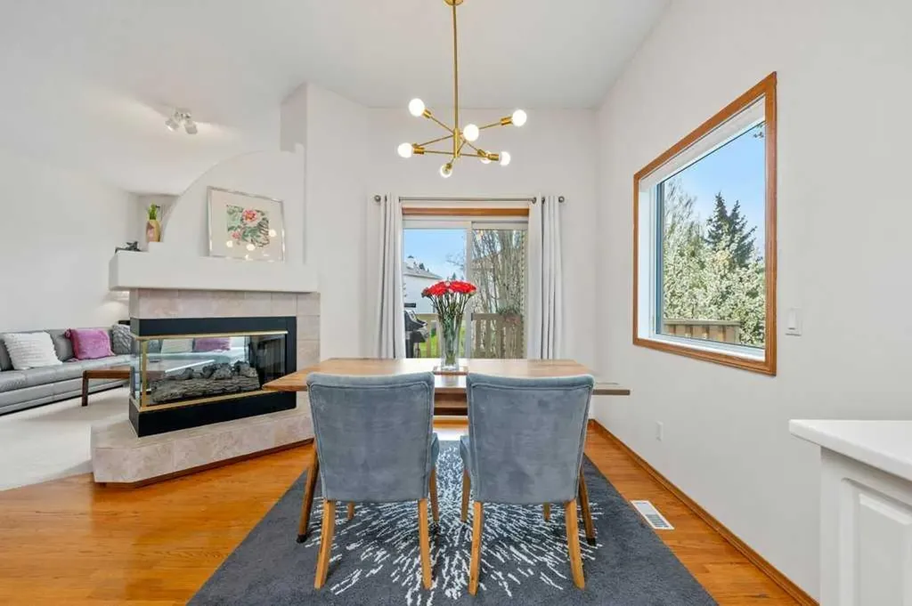 125 Woodpark Close SW Calgary AB T2W 6H1