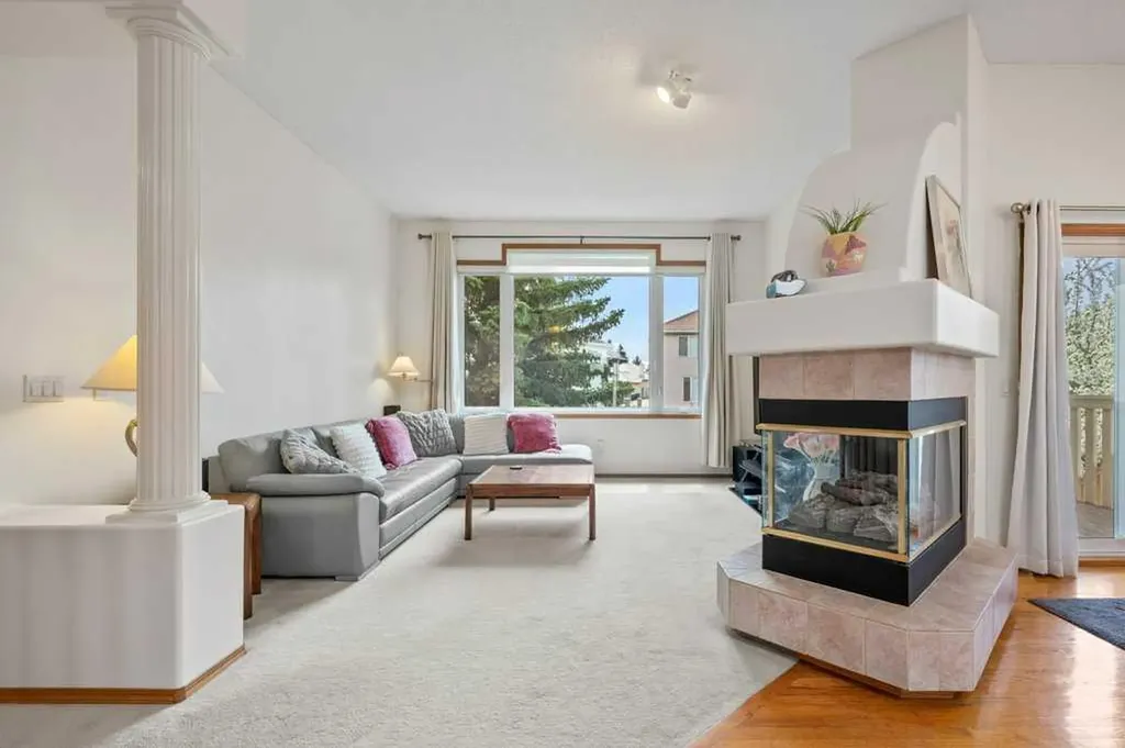 125 Woodpark Close SW Calgary AB T2W 6H1