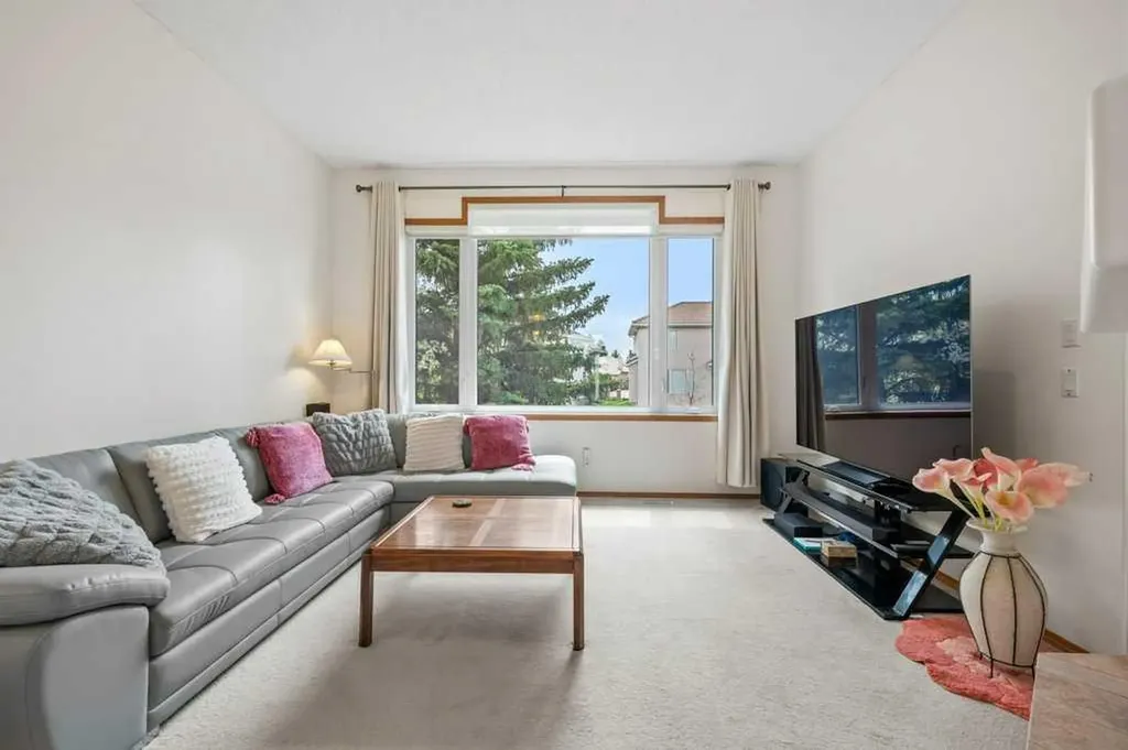 125 Woodpark Close SW Calgary AB T2W 6H1