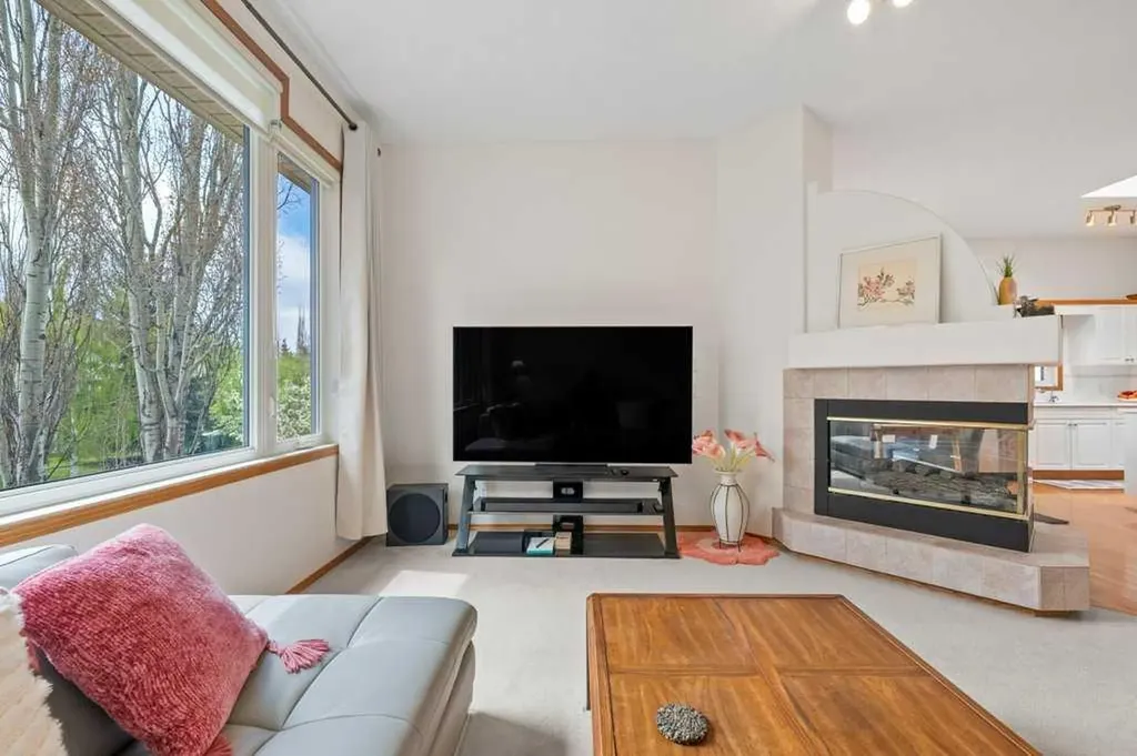 125 Woodpark Close SW Calgary AB T2W 6H1