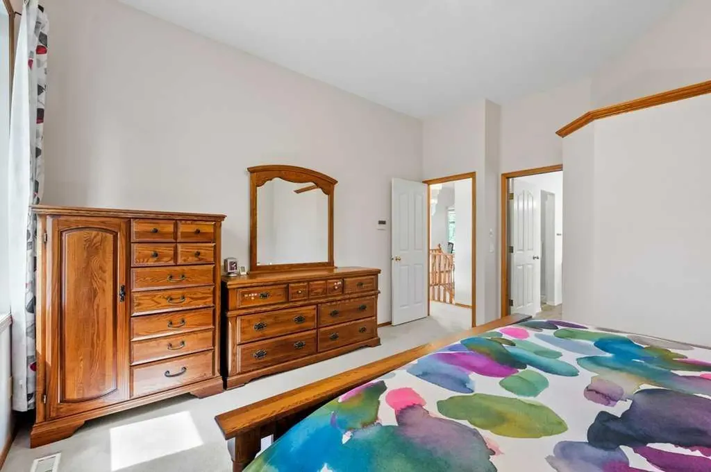 125 Woodpark Close SW Calgary AB T2W 6H1