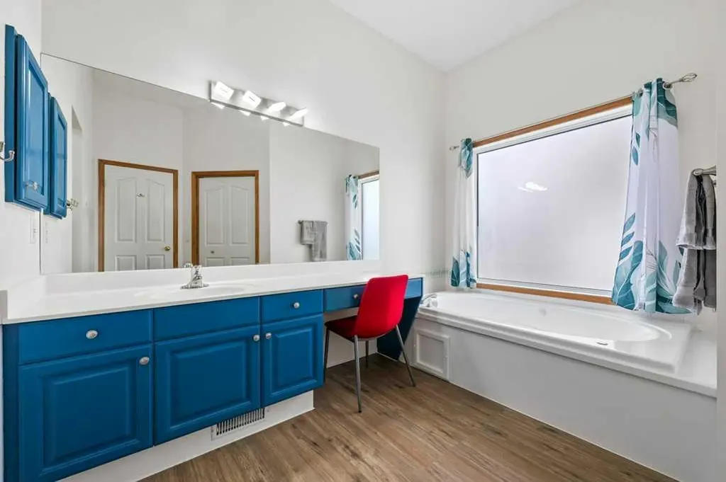 125 Woodpark Close SW Calgary AB T2W 6H1