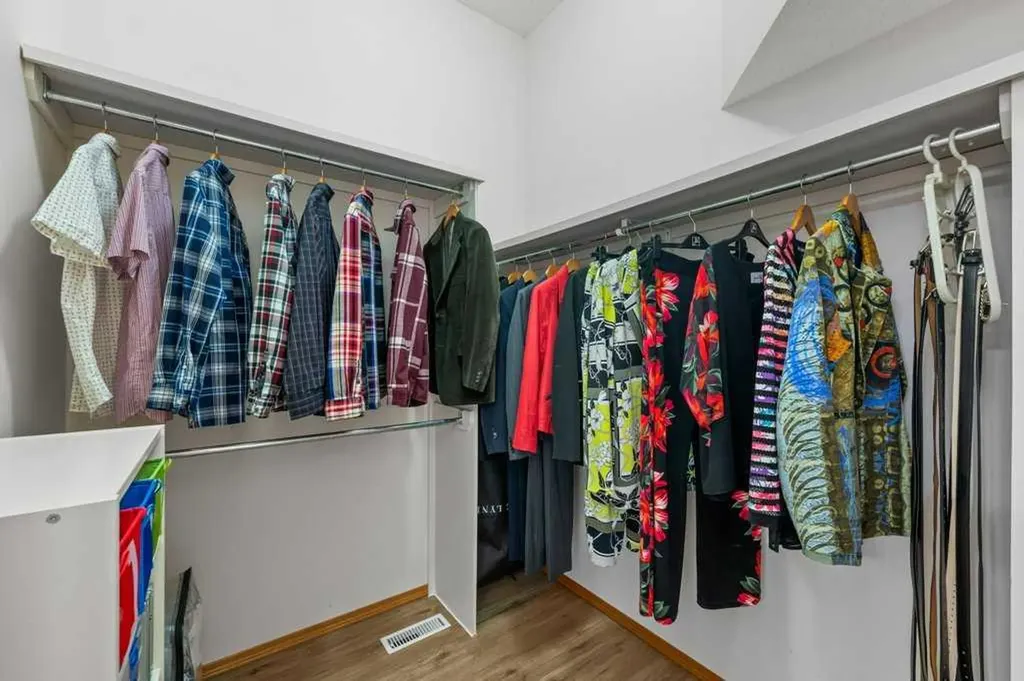 125 Woodpark Close SW Calgary AB T2W 6H1