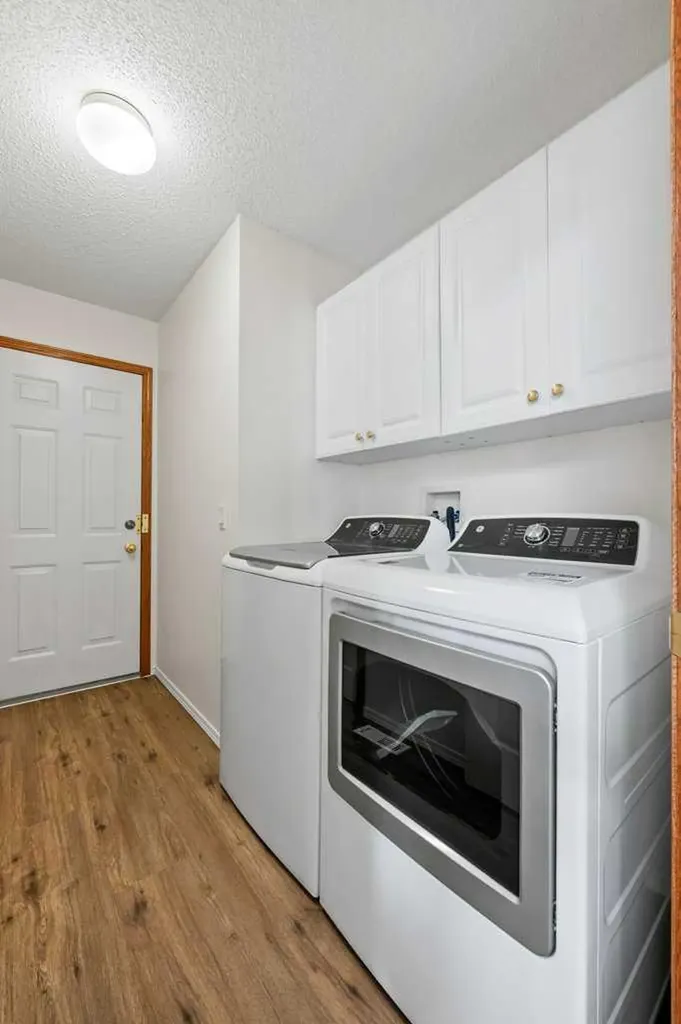 125 Woodpark Close SW Calgary AB T2W 6H1