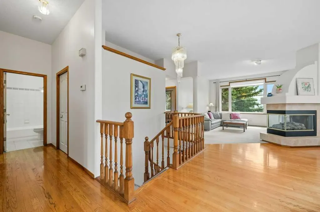 125 Woodpark Close SW Calgary AB T2W 6H1