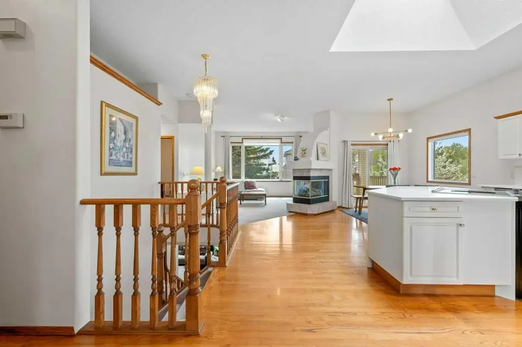 125 Woodpark Close SW Calgary AB T2W 6H1