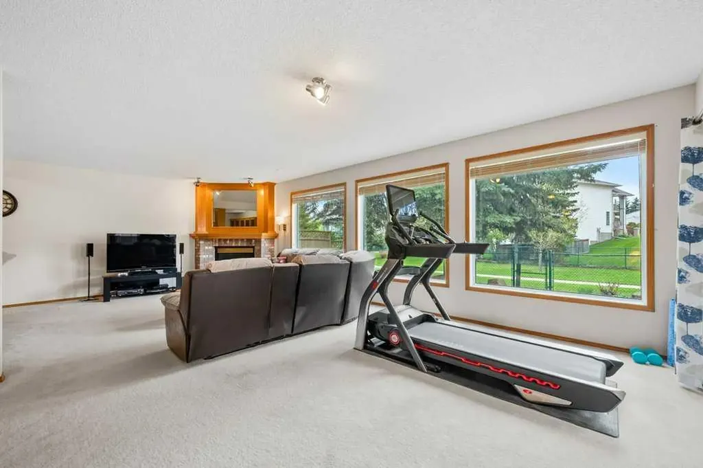 125 Woodpark Close SW Calgary AB T2W 6H1