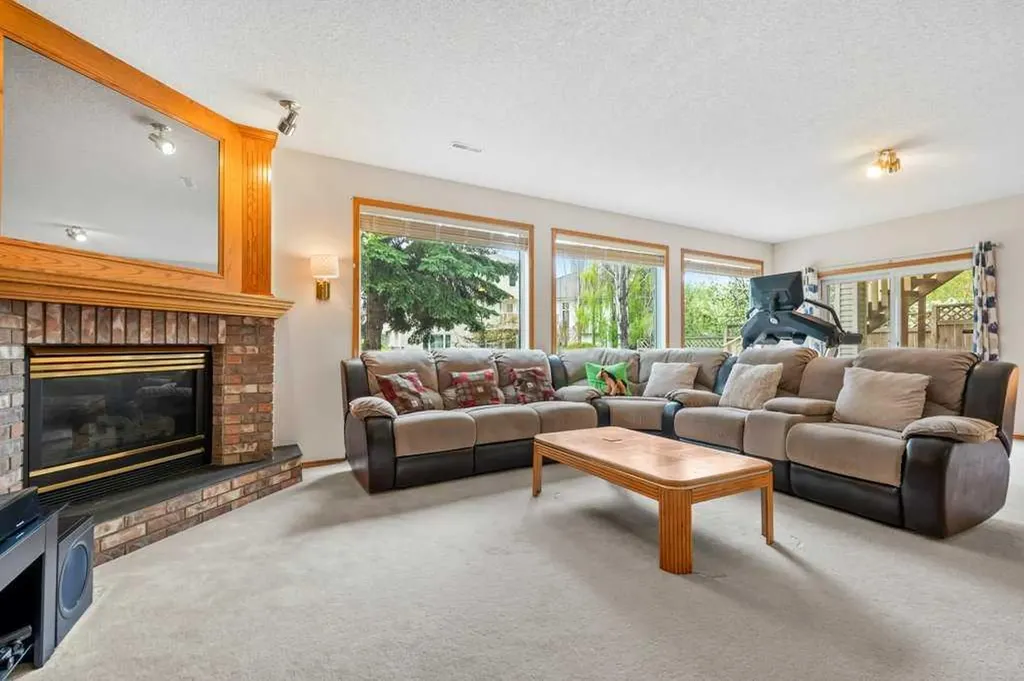 125 Woodpark Close SW Calgary AB T2W 6H1