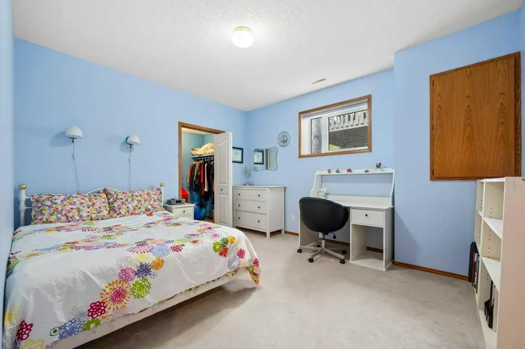 125 Woodpark Close SW Calgary AB T2W 6H1