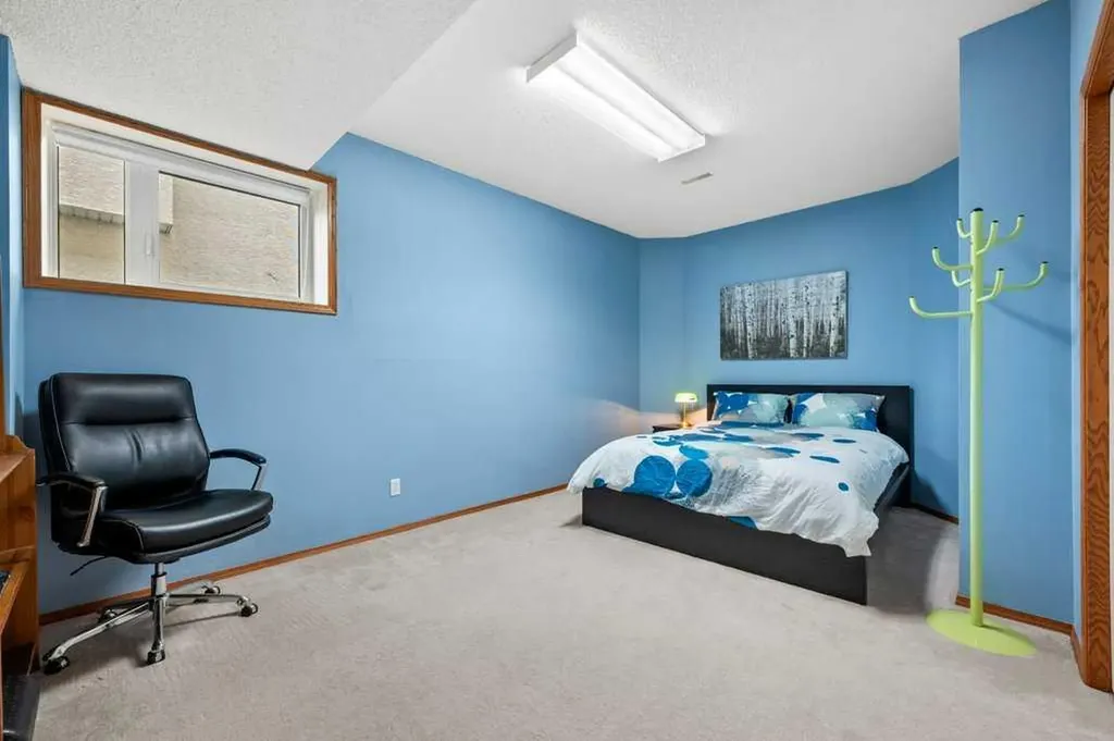 125 Woodpark Close SW Calgary AB T2W 6H1