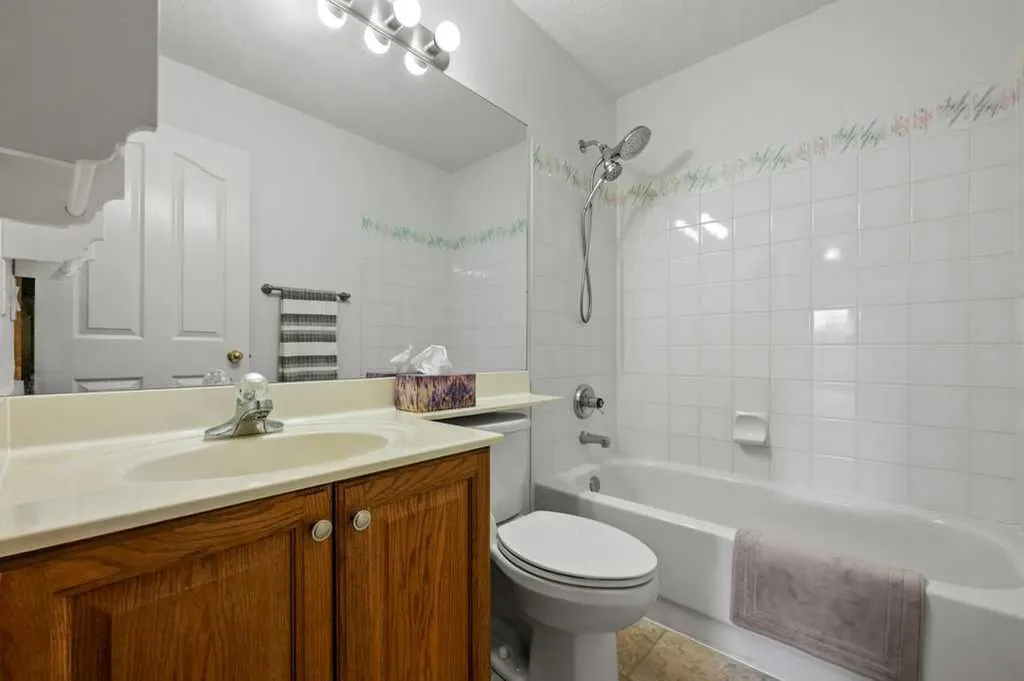 125 Woodpark Close SW Calgary AB T2W 6H1