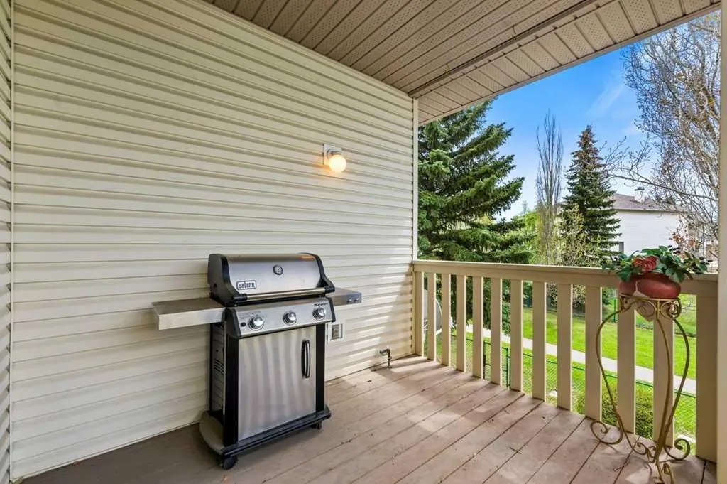125 Woodpark Close SW Calgary AB T2W 6H1